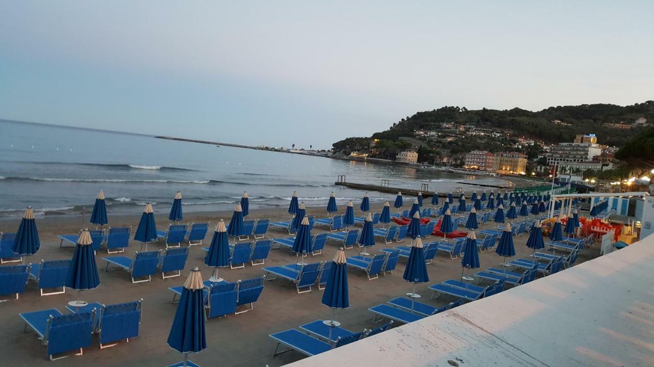 Villa Jone Diano Marina Buitenkant foto